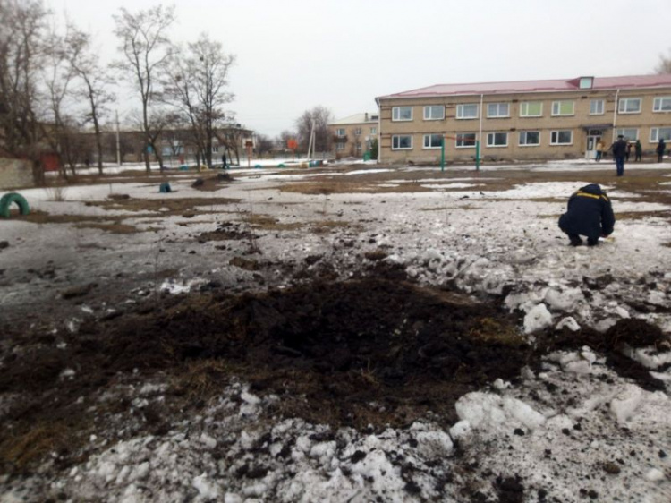 Лицей с учениками обстрелян боевиками на Донбассе. Ранены гражданские и военный