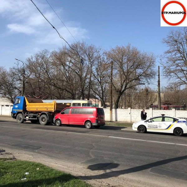 В Мариуполе микроавтобус протаранил грузовик (ФОТО)