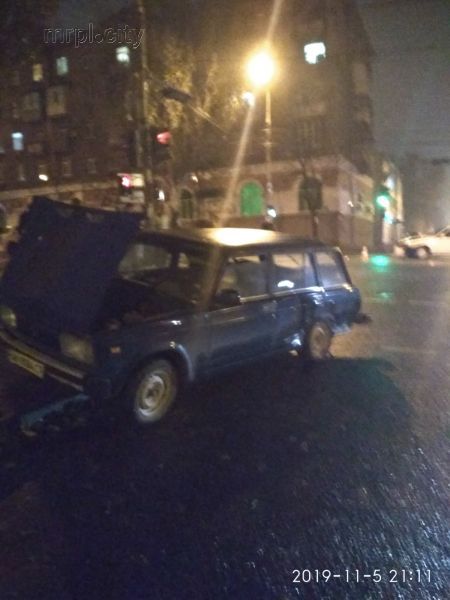 На перекрестке в Мариуполе «лоб в лоб» столкнулись автомобили (ФОТО)