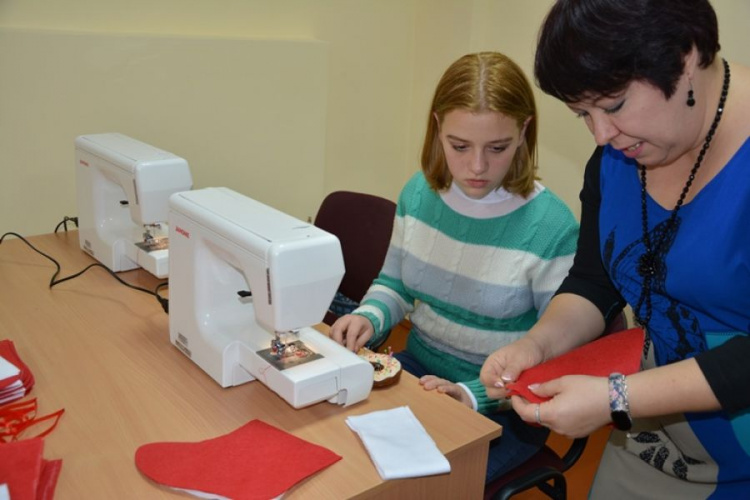 Помощь детям и взрослым: в Мариуполе открылся первый Центр развития молодежи (ФОТО)