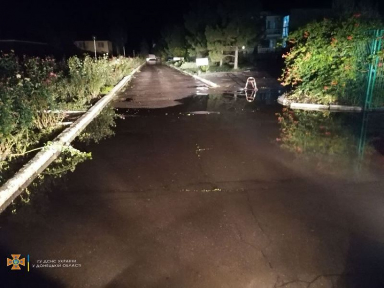 В Мариупольском районе сотни кубометров воды затопили базу отдыха и частные дворы