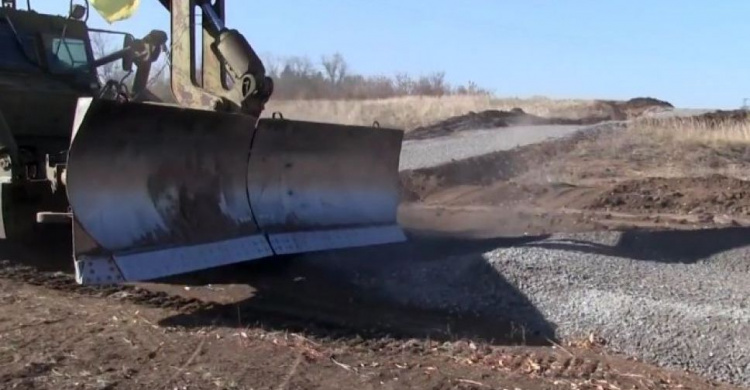 Украинские военные строят дорогу к прифронтовому селу в направлении Мариуполя (ВИДЕО)