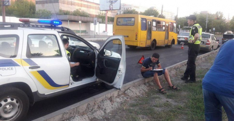 В Мариуполе пьяный таксист врезался в автомобиль с ребенком (ФОТО)