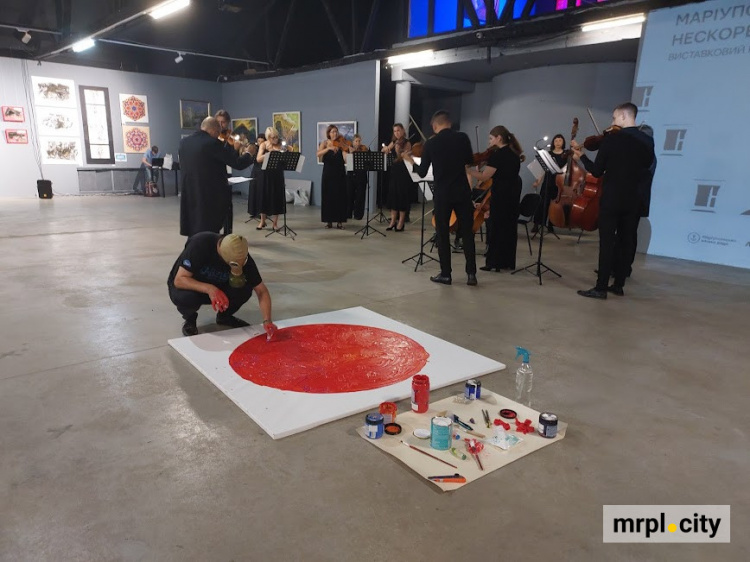 Незвичний перформанс для маріупольців - під музику Маріупольського оркестру народжувалася картина 