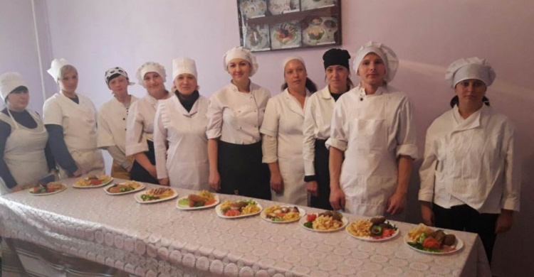 Обрести новую профессию: в Мариуполе 10 человек стали профессиональными поварами (ФОТО)