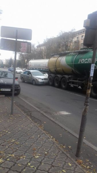 В Мариуполе произошло столкновение такси и фуры с маслом (ФОТО)