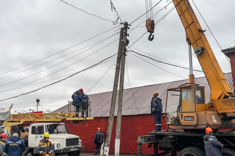 В Левобережном районе Мариуполя заменили железобетонную опору электропередачи (ФОТО)
