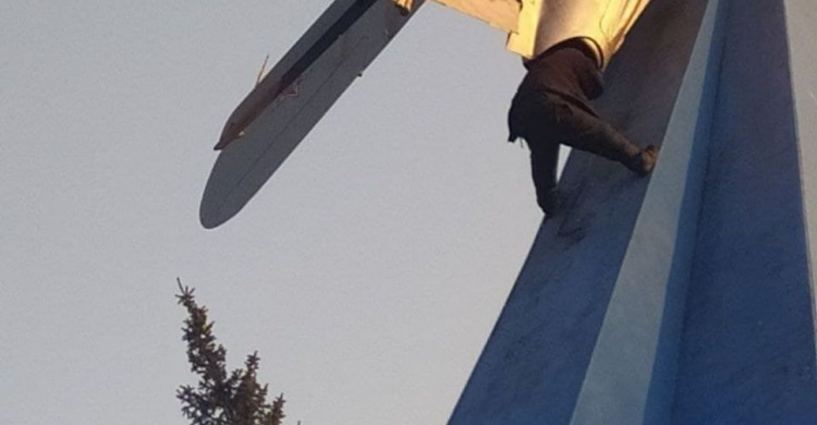 Улёт: в Мариуполе мужчина засунул голову в самолет