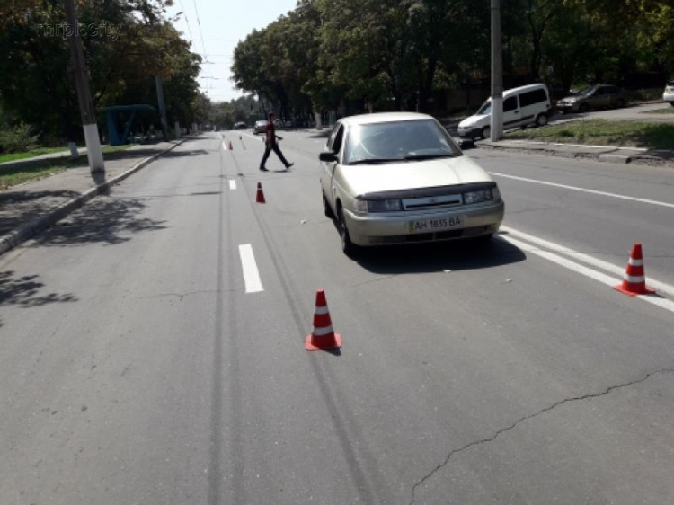 «Всмятку»: в Мариуполе водитель легковушки влетел в бетонный столб (ФОТО)