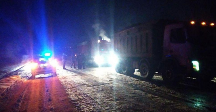 Под Мариуполем грузовик вытащили из «ледовой ловушки» (ФОТО)