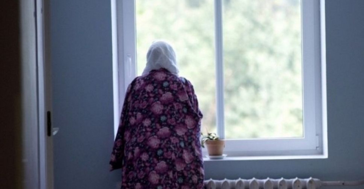 На Донетчине 90-летняя пенсионерка выбросила тысячи гривен из окна, чтобы спасти внука