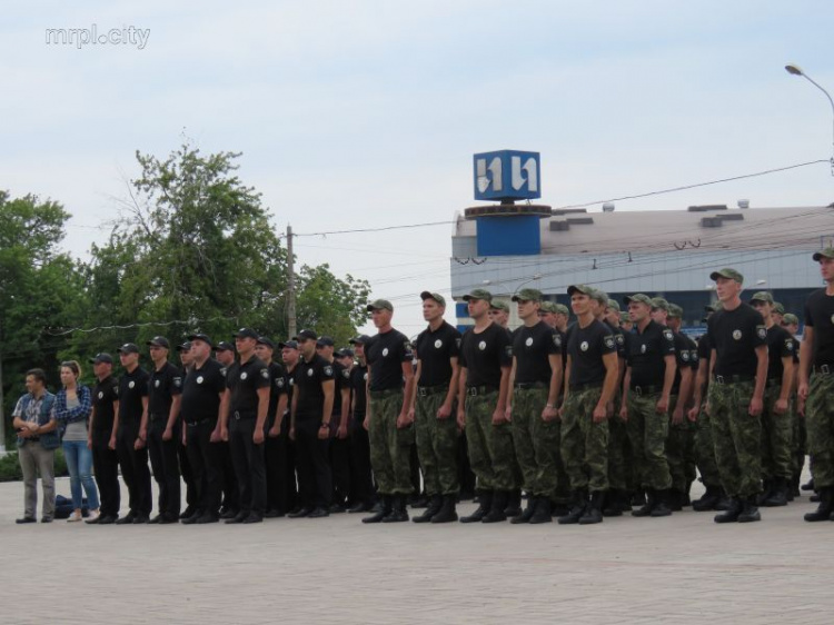 В Мариуполе впервые в ряды Национальной полиции региона вступил 101 выпускник (ФОТО+ВИДЕО)