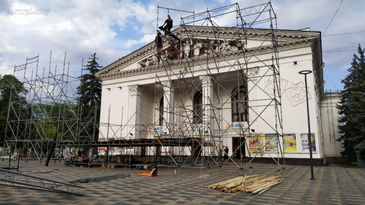 В центре Мариуполя устанавливают праздничную сцену (ФОТОФАКТ)