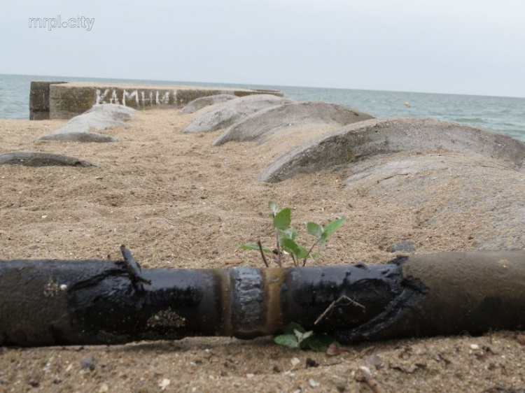 Мариупольский пляж после открытия остался без воды (ФОТО)