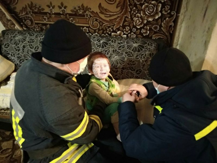 На Донетчине ребенку зажало палец в машинке: понадобилась помощь спасателей