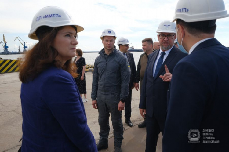  В мариупольском порту обсудили вопрос снятия блокады в Азовском море с председателем ОБСЕ