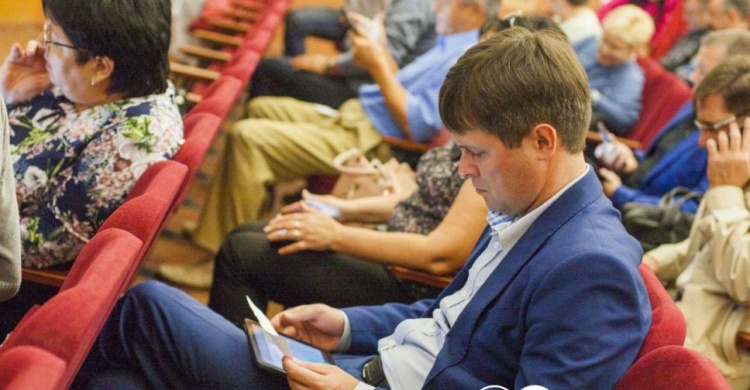 С планшетом в руках: мариупольские депутаты воспользуются обновлённой системой электронного голосования (ФОТО)