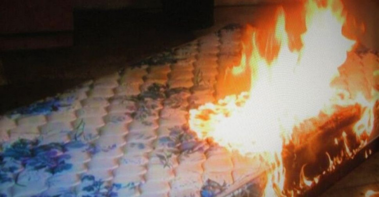 В Мариупольском районе мужчина едва не сгорел вместе с матрасом