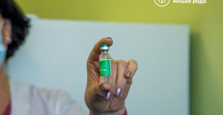 В Мариуполь привезли 500 доз вакцины против COVID-19. Кого иммунизируют в числе первых?