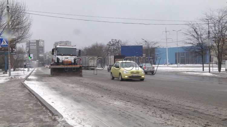 Мариуполь присыпало снегом: дороги и тротуары очищают коммунальные службы
