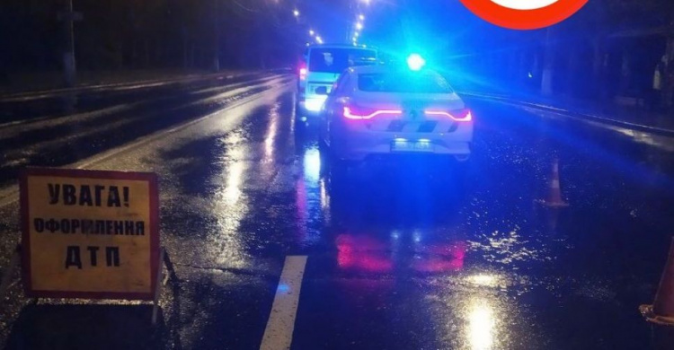 Автомобиль сбил мужчину на пешеходном переходе в Мариуполе