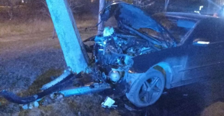 Автомобиль «всмятку»: в Мариуполе иномарка врезалась в электроопору