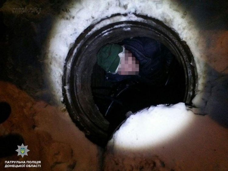 Мариупольские патрульные нашли грабителя в канализационном люке (ФОТО)