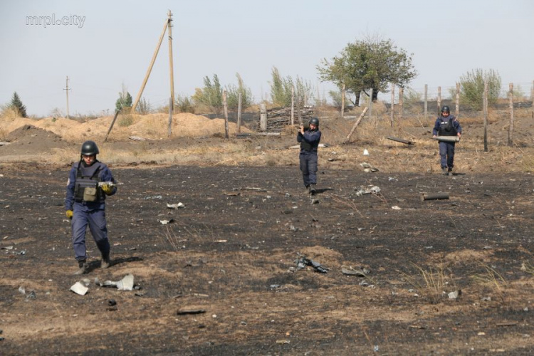 Под Мариуполем собрали более 1400 снарядов и тонны осколков после взрыва склада боеприпасов (ФОТО)