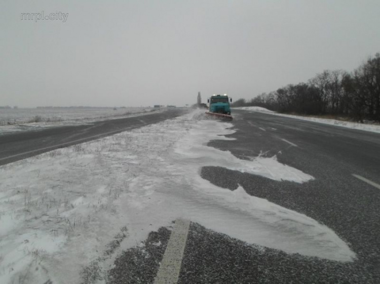 Автотрассы около Мариуполя освобождают от «снежных гор» с помощью тяжелой спецтехники (ФОТО)