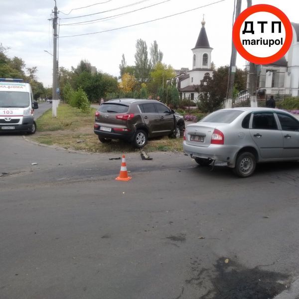 Авария в Мариуполе: водителя увезли в больницу