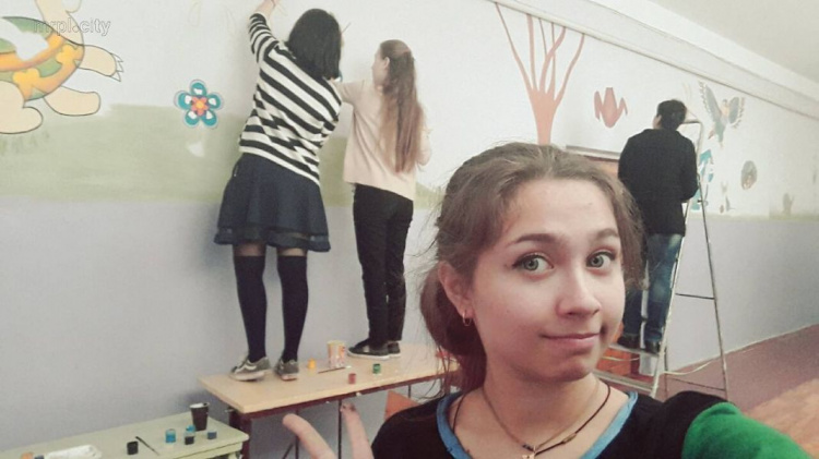 В Мариуполе ученики превращают школу в художественную галерею (ФОТО+ВИДЕО)