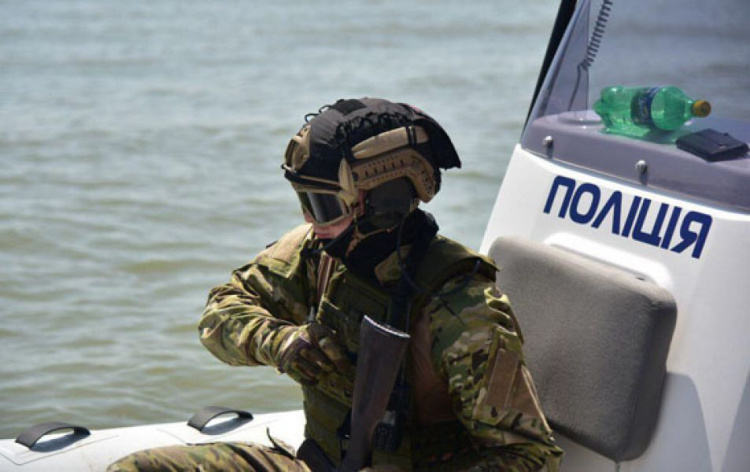 Спецназовцы в Мариуполе прошли тренировку на полицейском катере (ФОТО)