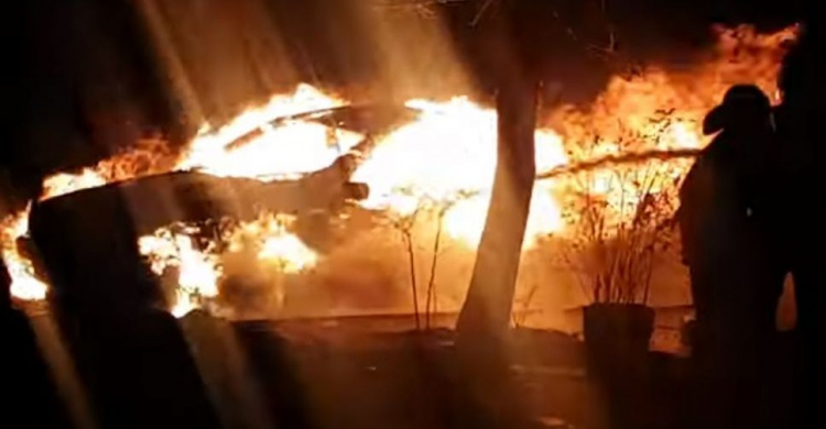 В центре Мариуполя огонь уничтожил иномарку (ВИДЕО+ОБНОВЛЯЕТСЯ)
