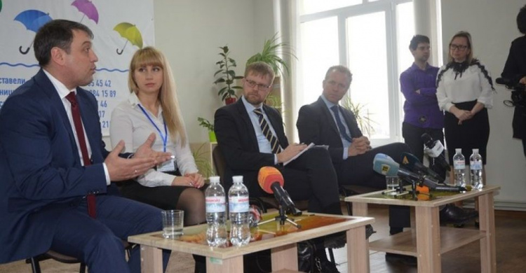 Посол Швеции пообщался в Мариуполе с переселенцами (ФОТО)