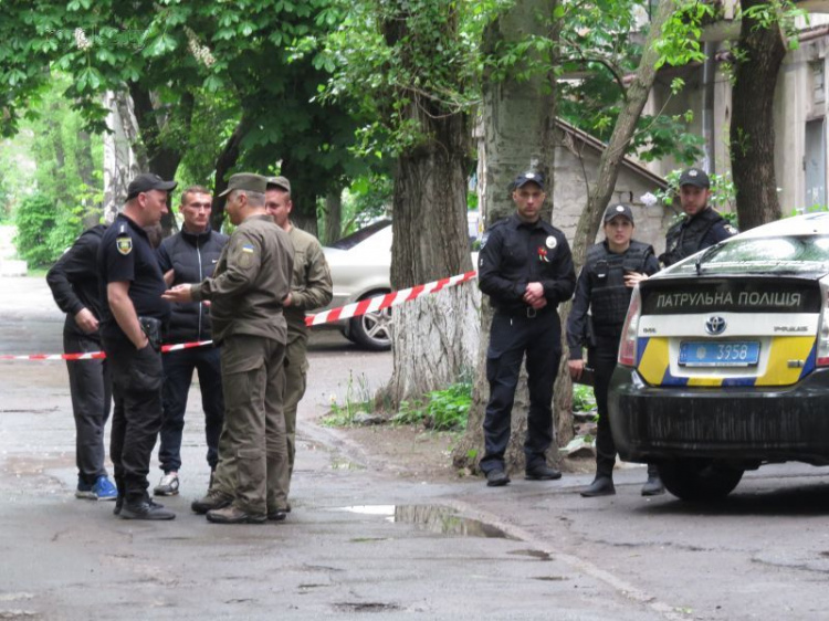 В Мариуполе полиция экстренно оцепила двор у многоквартирного дома (ФОТОФАКТ)