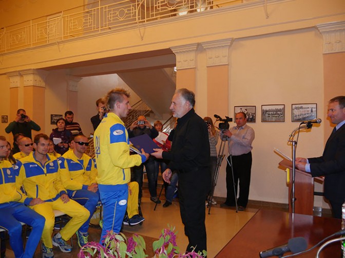 Паралимпийцы Донецкой области получили грамоты и денежные сертификаты (ФОТО)