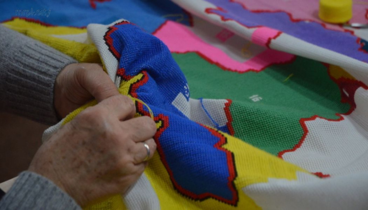 Мариупольцы вышивают «карту единения» Украины (ФОТО)