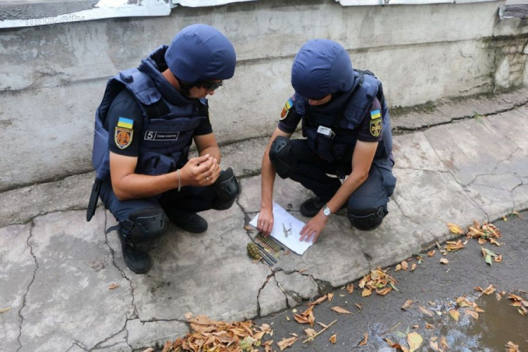 В Мариуполе на улице нашли гранату (ФОТО)