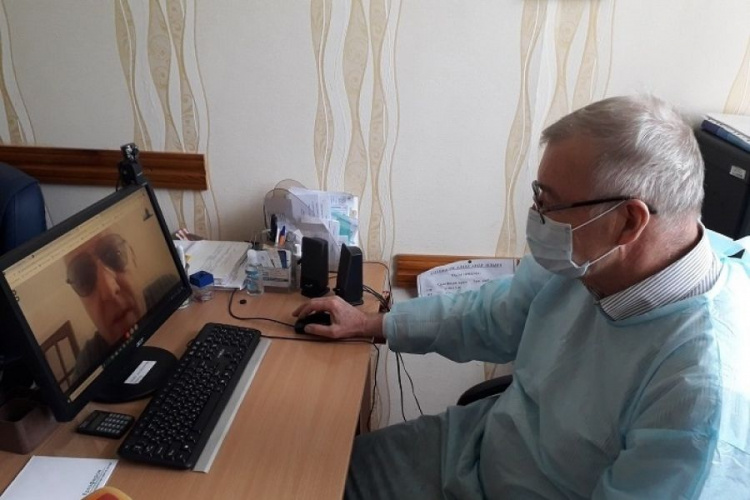 Мариупольцы могут проконсультироваться с врачом «на диване»: доктора проводят онлайн-прием (ФОТО)