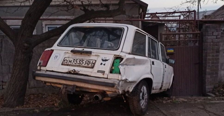 В Мариуполе водитель врезался в авто, снес забор у дома и сбежал, бросив машину