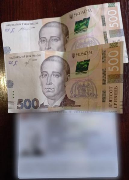 На КПВВ под Мариуполем мужчина за взятку пытался провезти крупную сумму денег