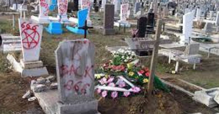 В поминальные дни вандалы громят мариупольские кладбища