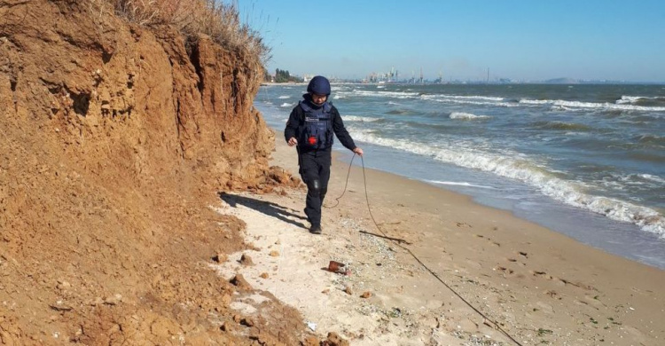 В Мариуполе на морском побережье обнаружили мину: работали взрывотехники (ВИДЕО)