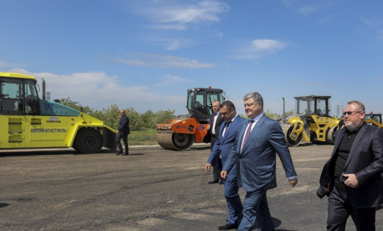 Порошенко проверил строительство дороги на Мариуполь (ФОТО+ВИДЕО)