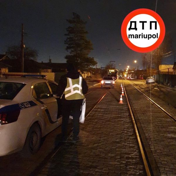 В Мариуполе машина сбила пешехода, остановив движение трамваев