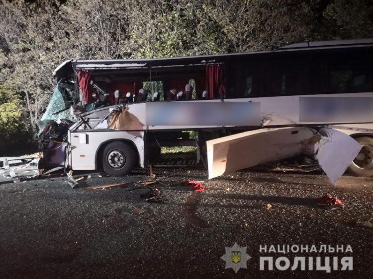 На трассе «Борисполь-Мариуполь» автобус с людьми протаранил трактор: водитель погиб