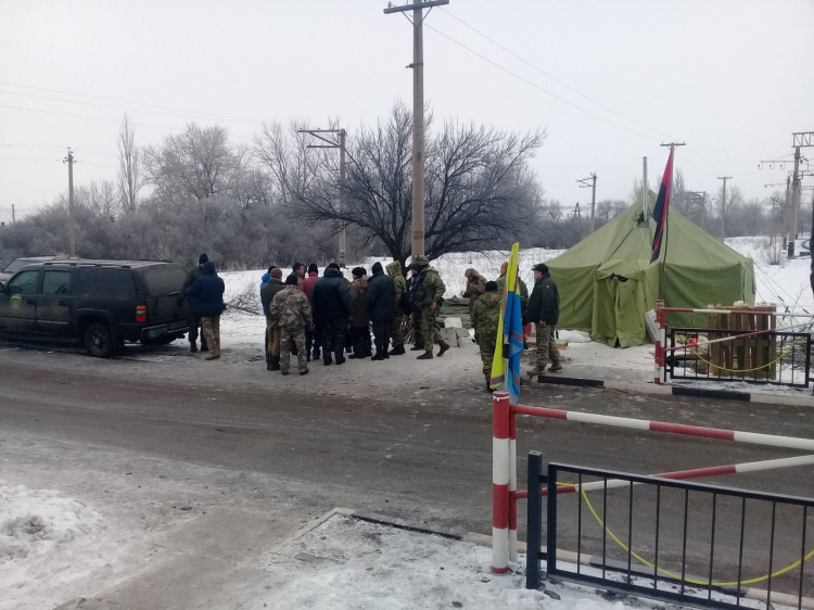 На станции Фенольная в Донецкой области не пропускают три грузовых состава