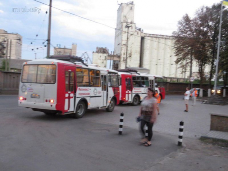 Бессонные ночи на колесах: работа транспорта в фестивальные дни Мариуполя (ФОТО)