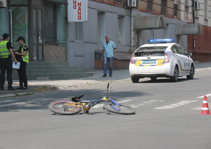 Мариупольские велосипедисты-камикадзе взяли на таран две машины (ФОТО)