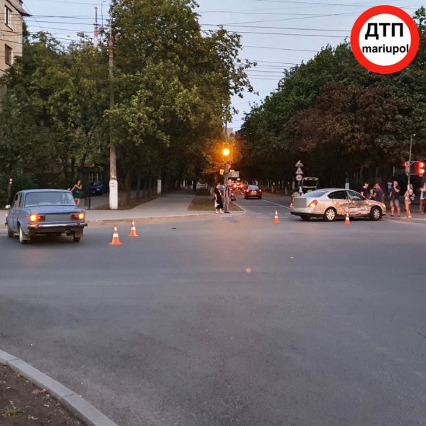 В Мариуполе напротив суда столкнулись «Ниссан» и «ВАЗ»